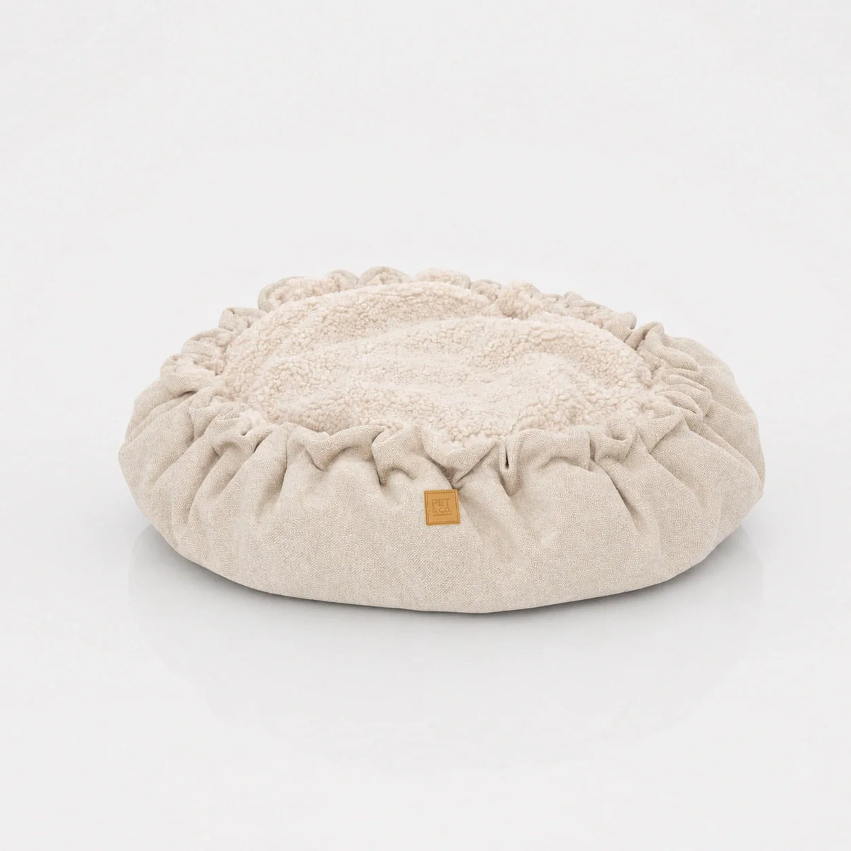 Weiches, rundes Hundebett mit Rüschen und kuscheliger Memory-Foam-Polsterung