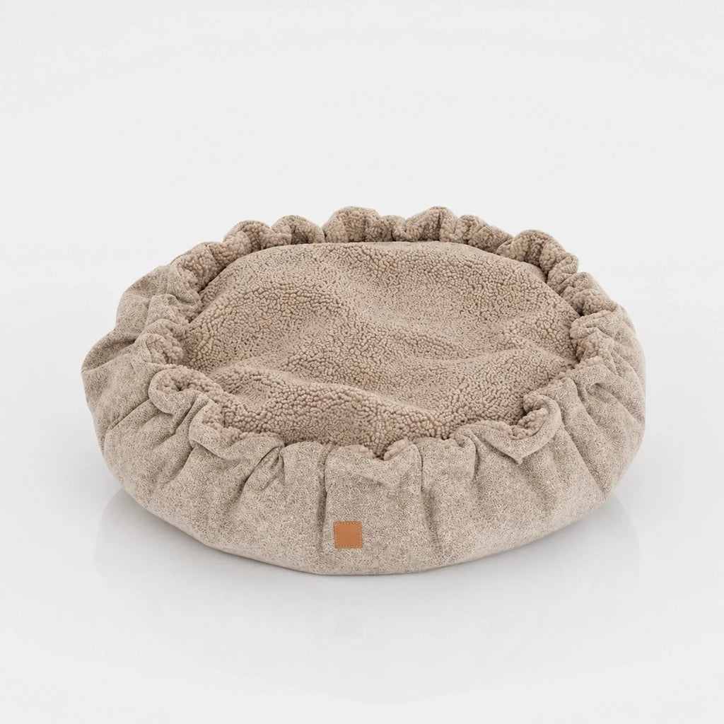 Weiches, rundes Hundebett mit Rüschen und kuscheliger Memory-Foam-Polsterung