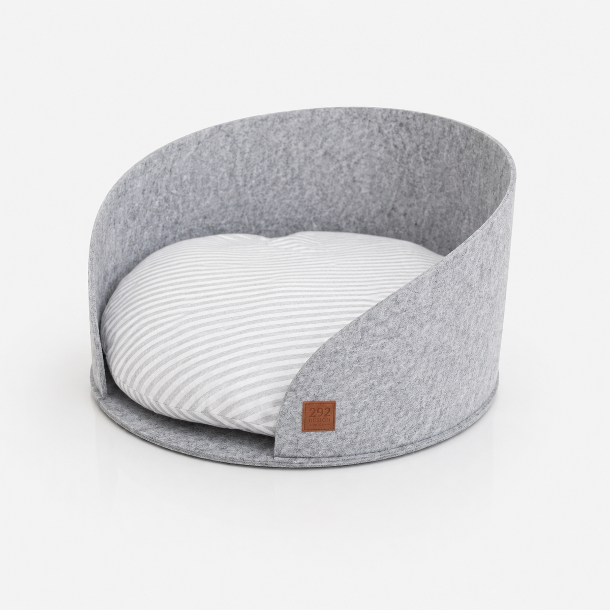 Lit pour animaux en feutre gris clair avec bords incurvés et coussin rayé