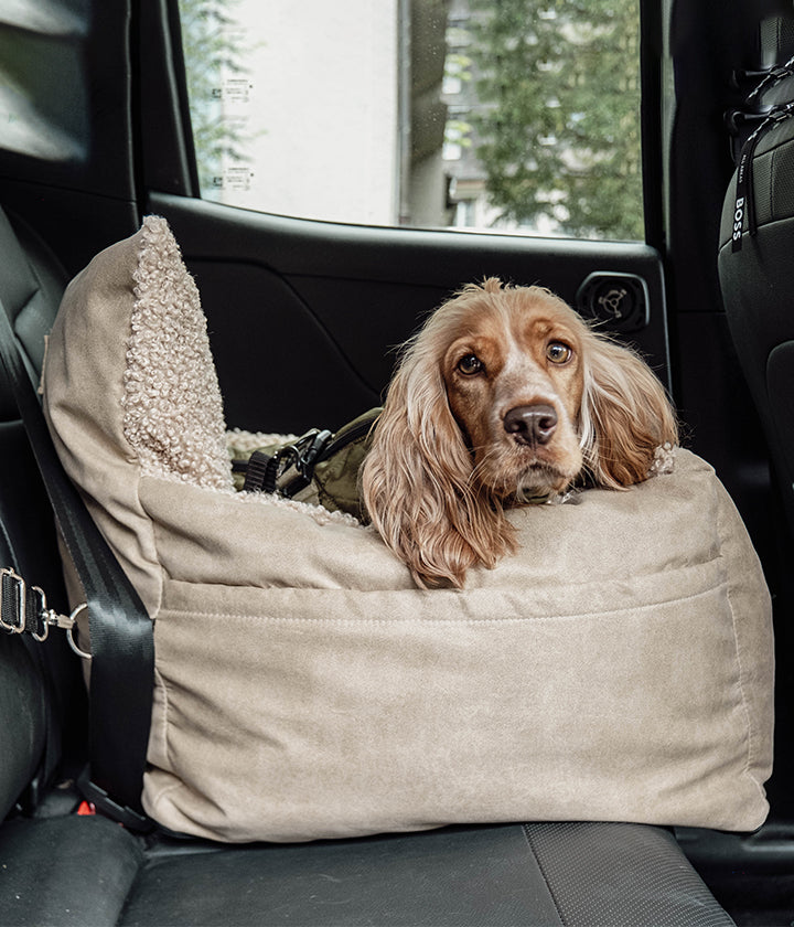 Seggiolino auto per cani in morbida ecopelliccia con imbottitura in memory foam