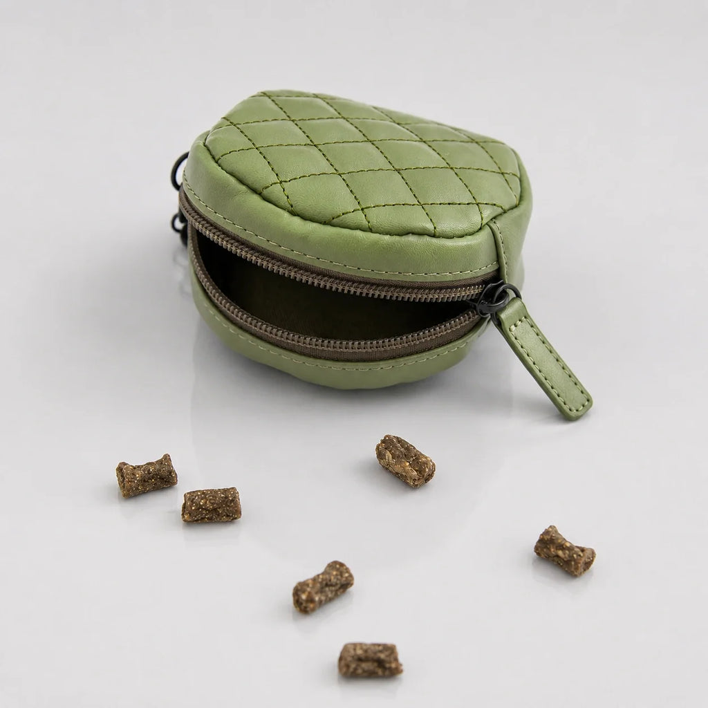 Portasalame per cani rotondo in similpelle vegana trapuntata con chiusura a zip e clip