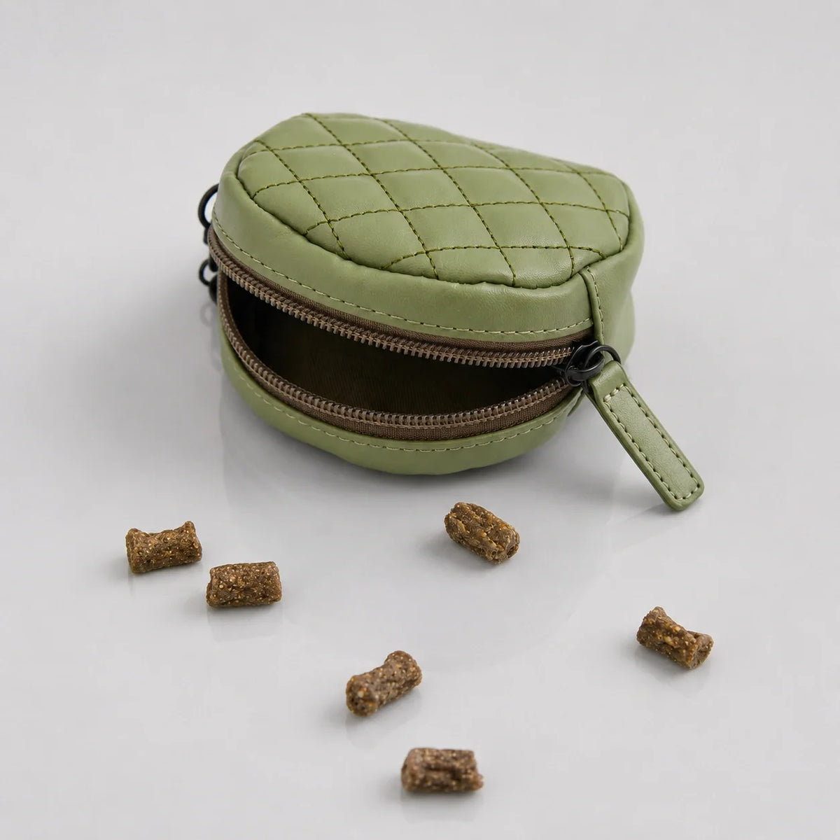 Portasalame per cani rotondo in similpelle vegana trapuntata con chiusura a zip e clip