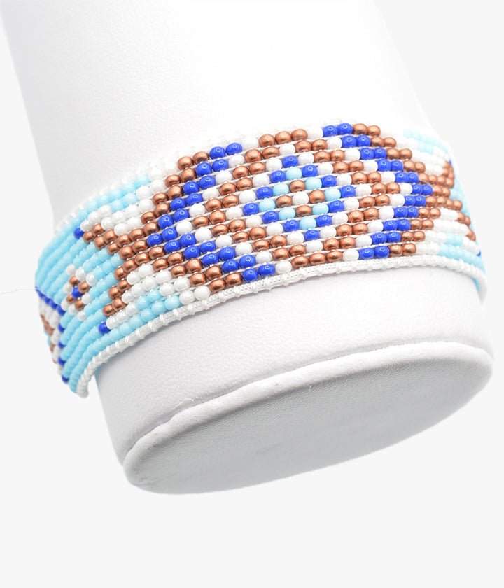 Blaues geometrisches Perlenarmband mit weißen und kupferfarbenen Akzenten